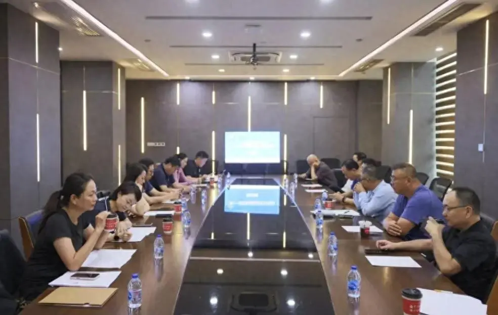 头黑发后, 会的新办公, 国家级