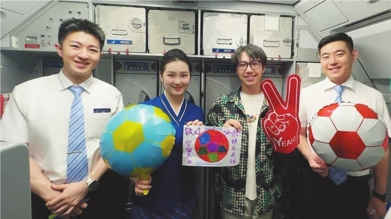 本报讯, 级擂台赛, 在飞机上为